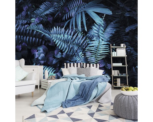 Schlafzimmer mit Dschungeltapete, Bett und Möbeln in blauem Farbschema.