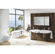 Helles Badezimmer mit Badewanne, Waschtischen und Meerblick
