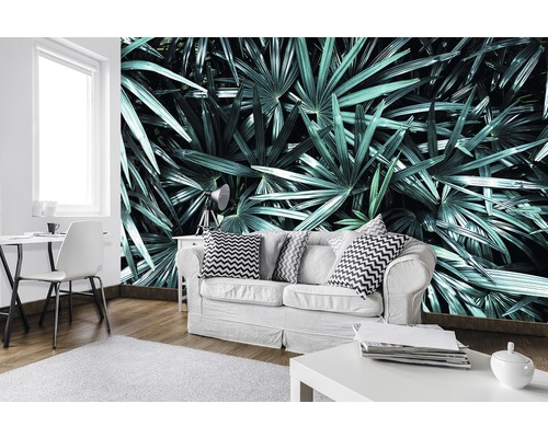 Wohnzimmer mit Fototapete mit Palmenmotiv und weißer Möblierung