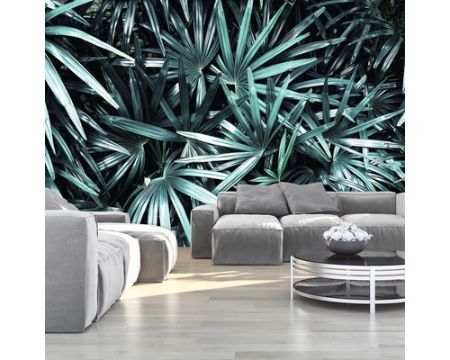 Wohnzimmer mit Fototapete mit Palmenblättern, Sofas und Tisch