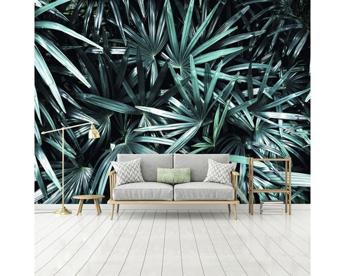 Wohnzimmer mit Sofa, Stehlampe, Beistelltisch, Regal und Fototapete mit Pflanzenmotiv