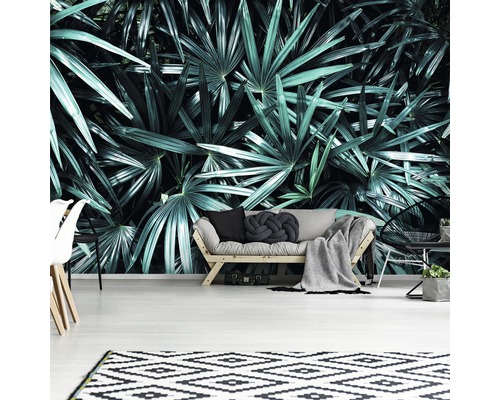 Wohnzimmer mit Fototapete mit Blättern, Sofa und Teppich