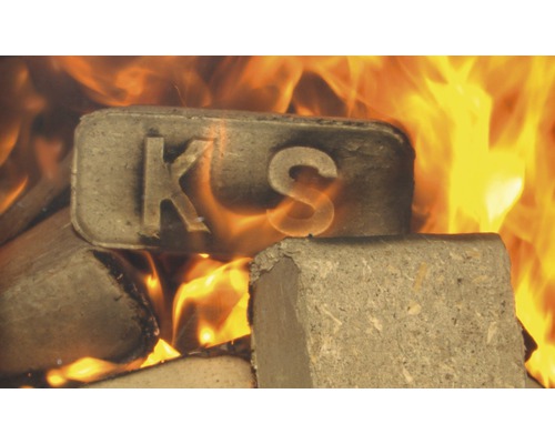 Holzbriketts im Feuer mit den Buchstaben K und S
