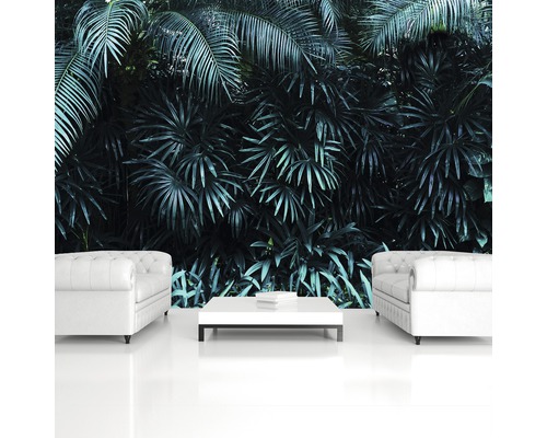 Innenraum mit Sofas und einem Hintergrund mit Pflanzenmotiv