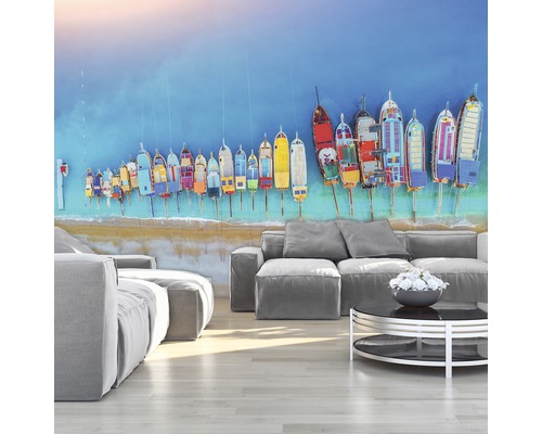 Fototapete mit farbenfrohen Fischerbooten an einem Strand in einem Wohnzimmer