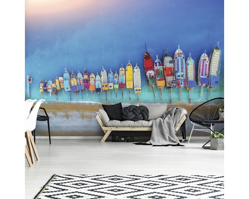 Helles Wohnzimmer mit einer Fototapete, die eine Reihe von Booten darstellt, die am Strand festgemacht sind.