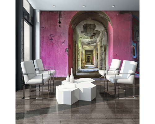 Fototapete mit Gang-Motiv in einem Raum mit Stühlen und Tisch