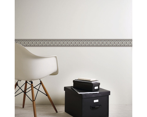 Raumansicht mit Bordüre, Stuhl und Aufbewahrungsboxen