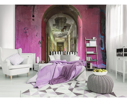 Schlafzimmer mit Fototapete, Bett, Sessel, Beistelltisch, Teppich und Regal