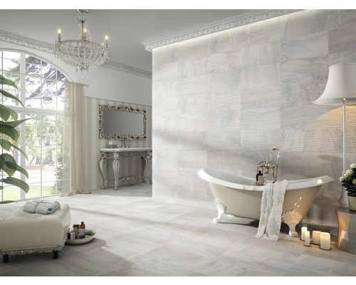 Helles Badezimmer mit Badewanne, Fliesen und Kristalllüster