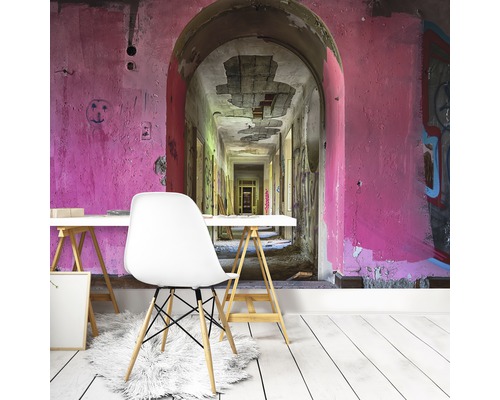 Tapete mit dem Motiv eines langen Flurs in einem verlassenen Gebäude hinter einem Schreibtisch und einem Stuhl