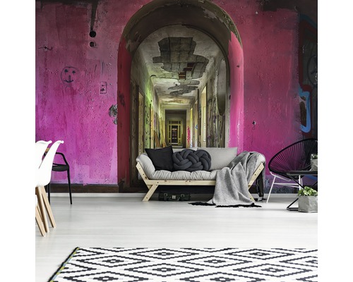 Wohnzimmer mit Fototapete, die einen Flur in einem verlassenen Gebäude zeigt