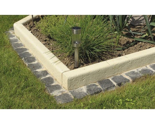 Detailaufnahme einer Garteneinfassung mit Rasen, Beeteinfassung und Solarleuchte