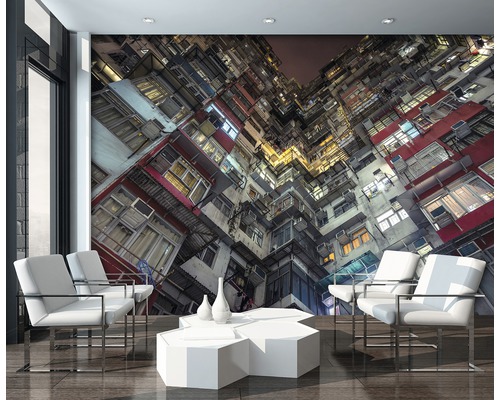 Wohnzimmer mit Fototapete eines Wohnhauses aus der Froschperspektive