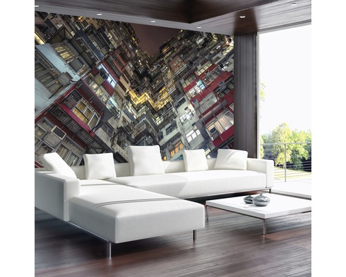 Wohnzimmer mit Fototapete eines Wohnhauses