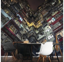 Fototapete mit dem Motiv eines Wohnhauses bei Nacht, das von unten fotografiert wurde und eine einzigartige Perspektive bietet
