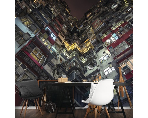 Fototapete mit dem Motiv eines Wohnhauses bei Nacht, das von unten fotografiert wurde und eine einzigartige Perspektive bietet