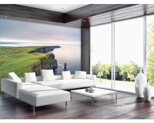 Modernes Wohnzimmer mit Fototapete einer Küstenlandschaft