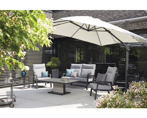 Terrasse mit Gartenmöbel-Set, bestehend aus Sofa, Sessel, Tisch und Sonnenschirm.