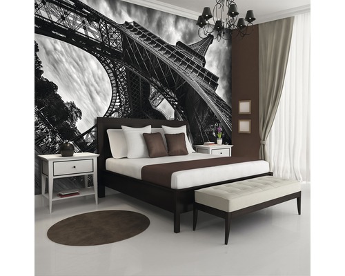 Schlafzimmer mit Fototapete des Eiffelturms, Bett und Nachttisch