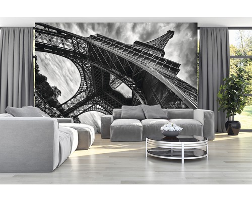 Wohnzimmer mit Fototapete des Eiffelturms in Schwarzweiß