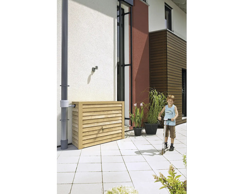 Holz Regentonne mit Wasserhahn und Junge auf Tretroller