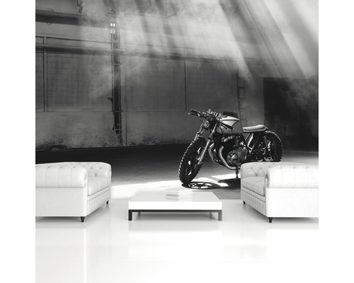 Szene mit einem Motorrad, zwei Sofas und einem Tisch in einem Raum