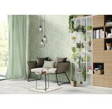 Wohnzimmer mit Sofa, Tisch, Stehregal, Dekoration und Tapete mit Blattmuster
