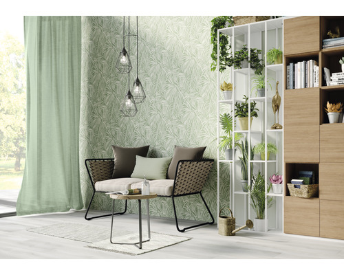 Wohnzimmer mit Sofa, Tisch, Stehregal, Dekoration und Tapete mit Blattmuster
