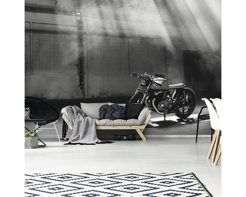 Zimmer mit Sofa, Teppich und Fototapete mit Motorrad-Motiv