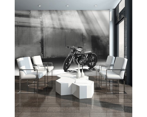 Wohnzimmer mit Fototapete, Sesseln, Couchtisch und Motorrad