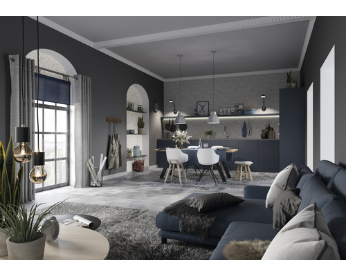 Helles Wohnzimmer mit Sofa, Esstisch, Stühlen und Küchenzeile