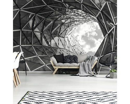 Wohnraum mit dreieckiger, grafischer Fototapete, Sofa und Teppich