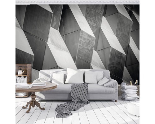 Wohnzimmer mit geometrischer Fototapete, Sofa und Holztisch