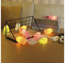 Lichterkette mit Eis am Stiel Motiven dekoriert ein Zimmer.