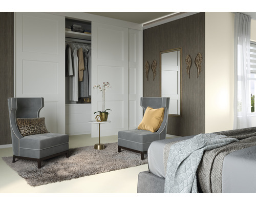 Schlafzimmer mit Kleiderschrank, Sesseln und Dekoration