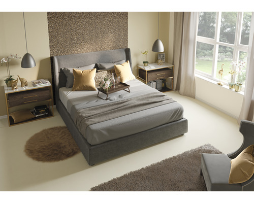 Schlafzimmer mit Bett, Nachttischen und Dekorationen für ein gemütliches Ambiente.