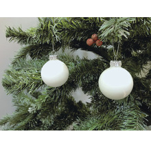 Zwei Christbaumkugeln am Weihnachtsbaum