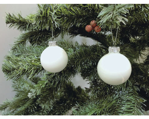 Zwei Christbaumkugeln am Weihnachtsbaum
