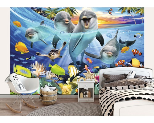 Dekoratives Kinderzimmer mit Fototapete mit Meeresmotiven, darunter Delfine, Schildkröten und tropische Fische