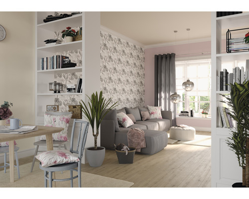 Wohnzimmer mit Sofa, Esstisch und Bücherregal