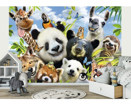 Kinderzimmer mit Tiermotiv-Tapete, die eine Giraffe, einen Panda, einen Bären und andere Tiere zeigt