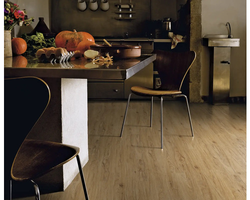 Küche mit Holzboden, Esstisch und Stühlen