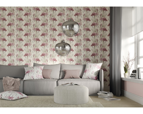 Wohnzimmer mit grauer Couch, Hocker und Tapete mit Flamingos
