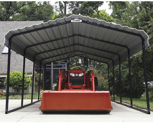 Metallcarport mit Traktor