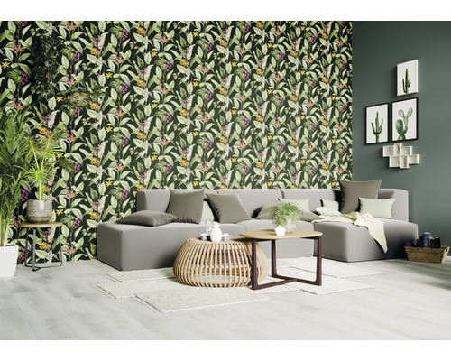 Wohnzimmer mit floraler Dschungel-Tapete, Sofa und Couchtischen.