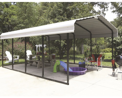 Überdachter Außenbereich mit Terrassenmöbeln und Spielzeug