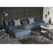 Wohnzimmer mit Sofa, Kissen, Teppich und Tisch