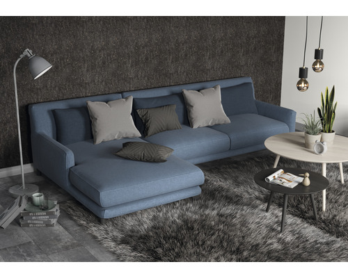 Wohnzimmer mit Sofa, Kissen, Teppich und Tisch