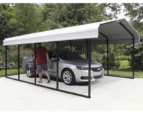 Metallcarport mit Auto und Person im Freien